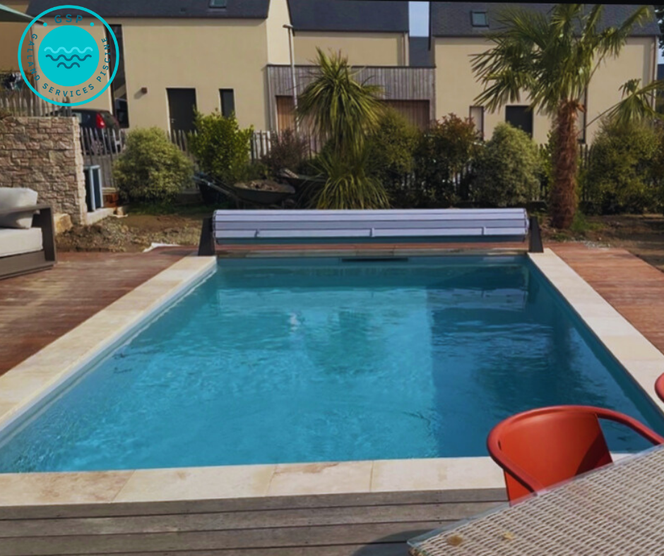 Mini piscine moderne dans un jardin à Dinard, en Bretagne,