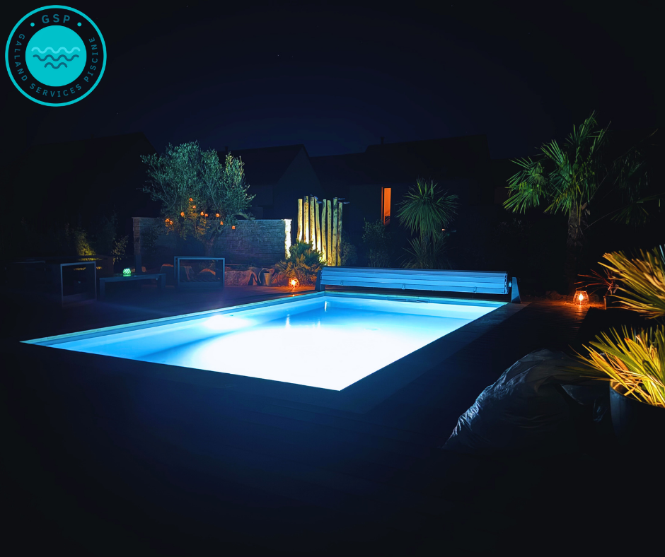 Mini piscine éclairée de nuit dans un jardin à Saint-Lunaire.